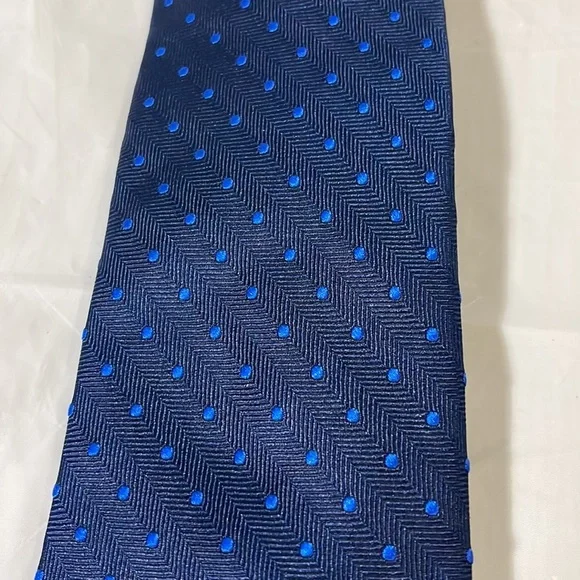 I of men’s dark and light blue tie 3.25”Wx 58”L like new very executive looking - Picture 2 of 8